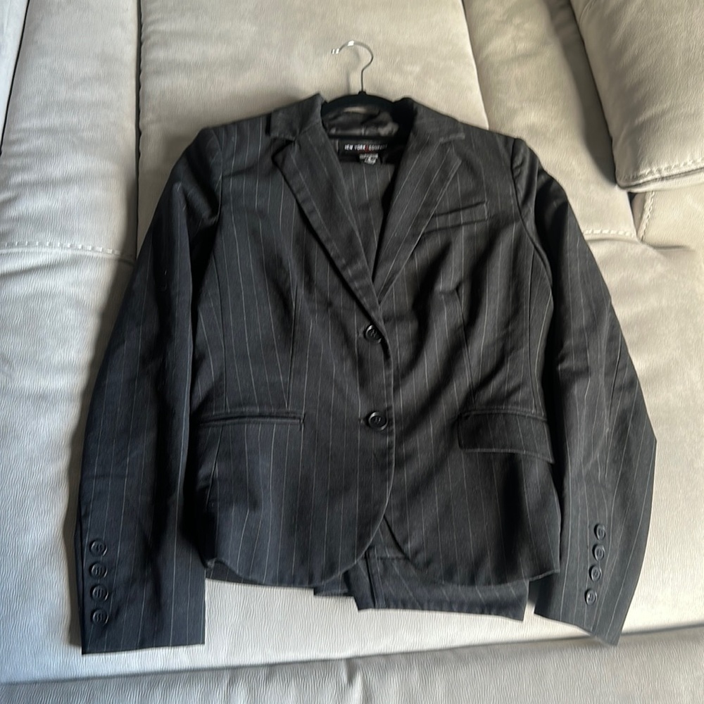 New York & Company suit set pant sz 2 jackt sz 6 dark gray pinstriped